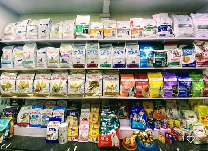 Shelf with various food products and a chat interface on a smartphone screen.